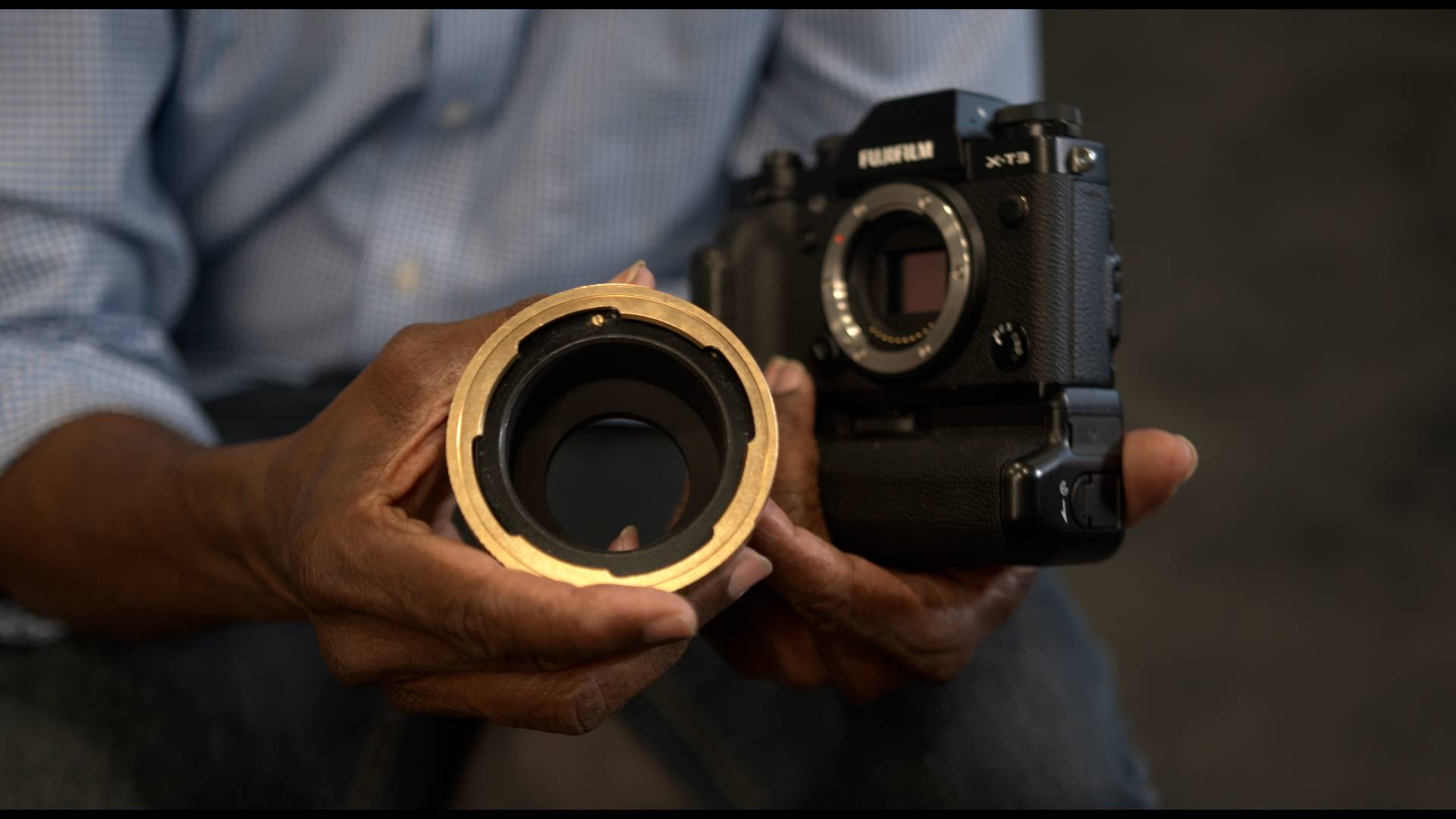 Elias Acosta switching camera lenses